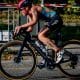 Na imagem, Vittoria Lopes de lado, pedalando em cima da bicicleta.