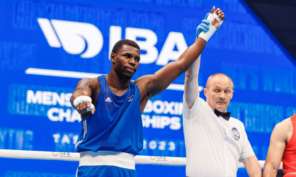 Wanderley Pereira tem o braço erguido no Mundial de boxe masculino