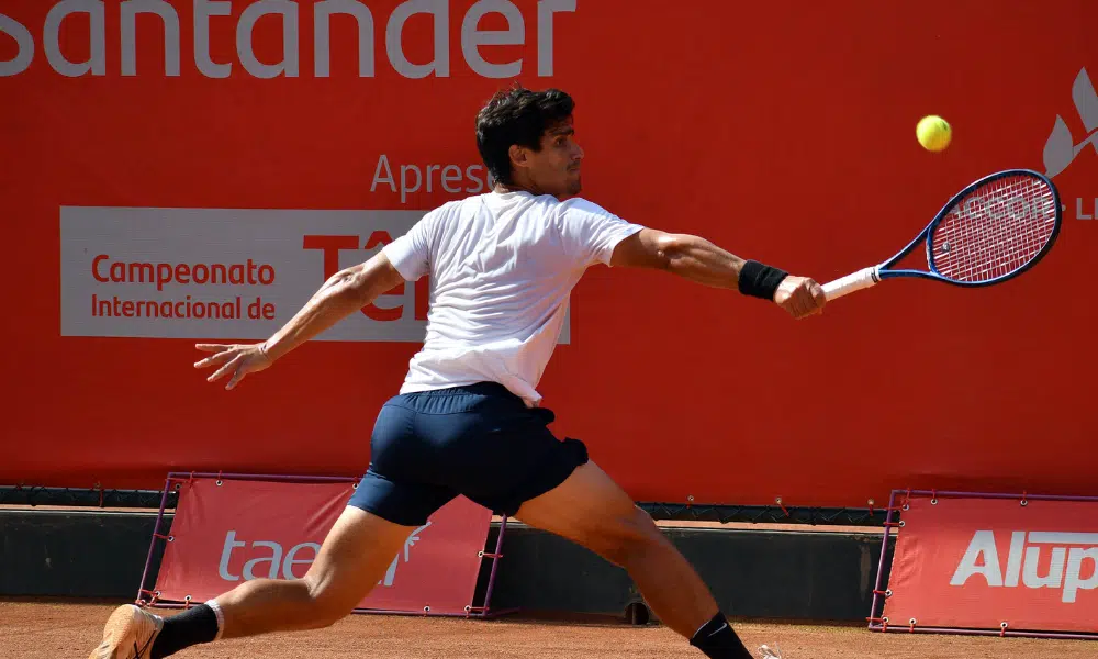 Wilson Leite com backhand em torneio de tênis. Ele e Matheus Pucinelli caíram no Challenger de Skopje
