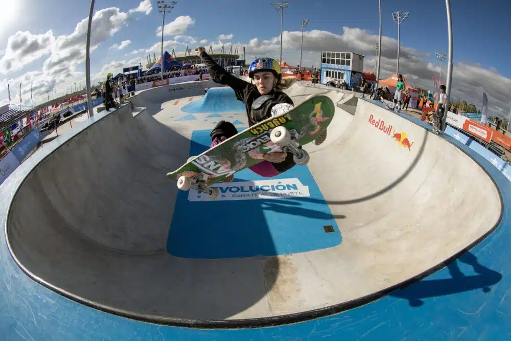 Yndiara Asp faz manobra no Pro Tour de skate park em San Juan