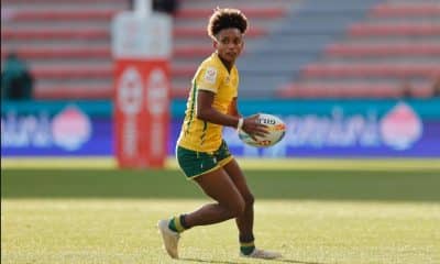 Na imagem, uma das Yaras brasileiras correndo com a bola de rugby no gramado.