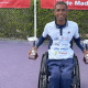 Ymanitu Silva com dois troféus obtidos em evento da Gira Europeia de tênis em cadeira de rodas, um ao lado de Leandro Pena