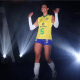 Ana Paula Borgo, cercada por holofotes, em entrada de jogo do Brasil na VNL