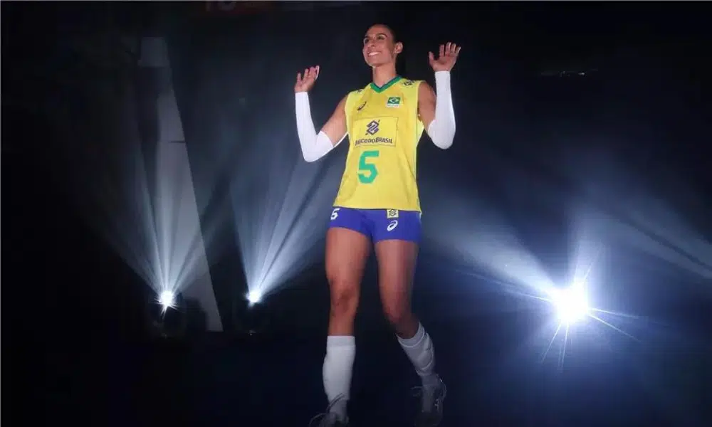 Ana Paula Borgo, cercada por holofotes, em entrada de jogo do Brasil na VNL