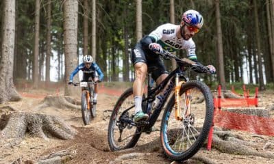 Henrique Avancini pilota sua bicicleta em Nove Mesto