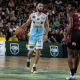 Danilo Fuzaro, do Bauru, conduz a bola enquanto é marcado por atleta do Flamengo no NBB