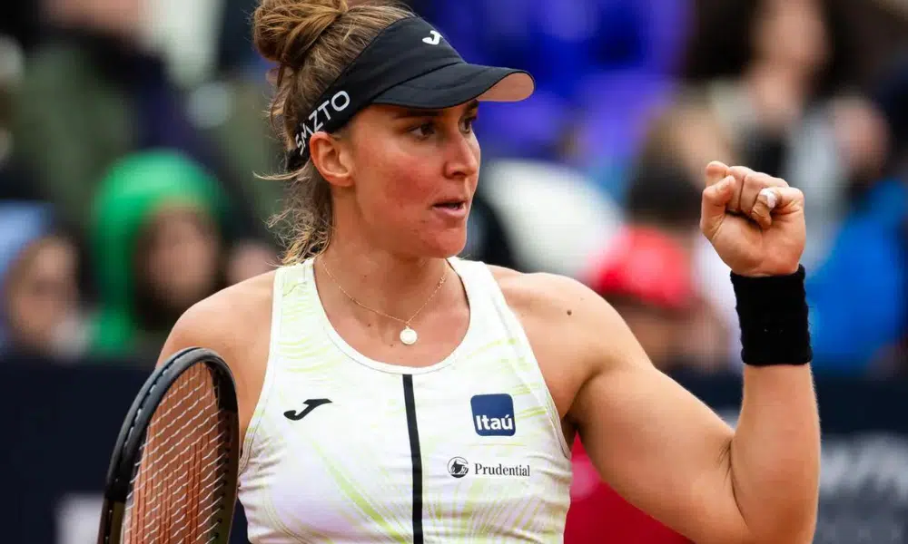 Bia Haddad Maia ergue um braço para comemorar um ponto no Masters 1000 de Roma
