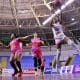 Atleta de Blumenau faz uma bandeja contra o Bax Catanduva pela LBF