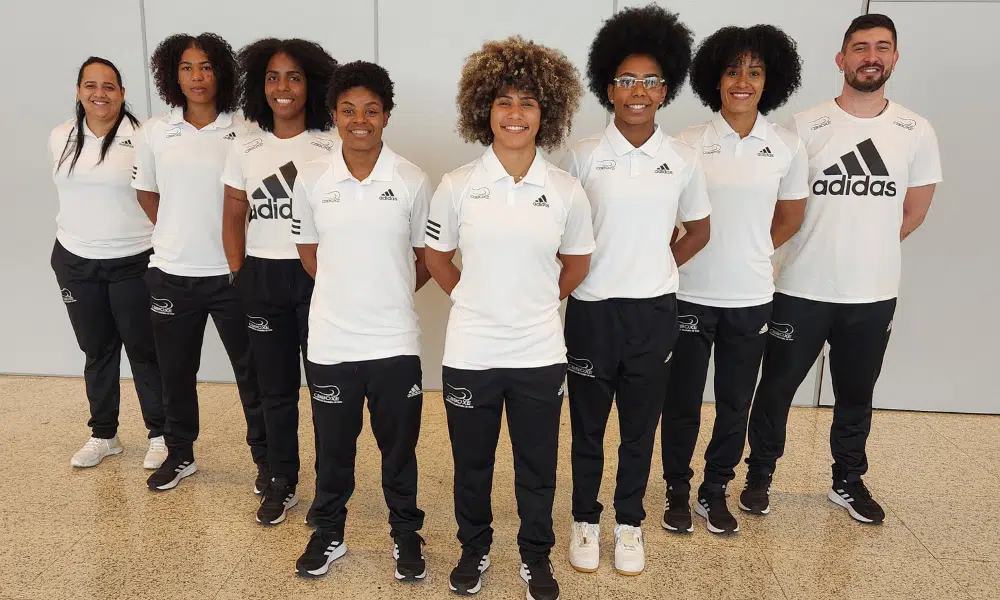boxe feminino do Brasil pousa para foto antes de embarcar par o Grand Prix de Usti nad Labem
