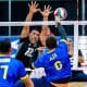 Atleta do Brasil atacca por cima do bloqueio