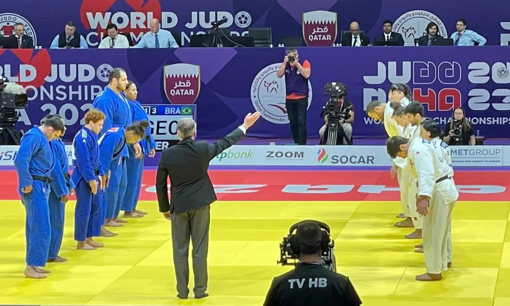 Equipes de Brasil e Geórgia alinhadas na hora do resultado do duelo entre os times no Mundial de judô