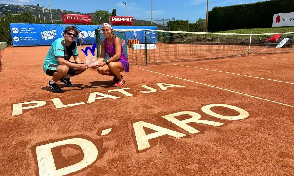 Carol Meligeni Alves posa para foto segurando o troféu da competição ao lado de seu treinador