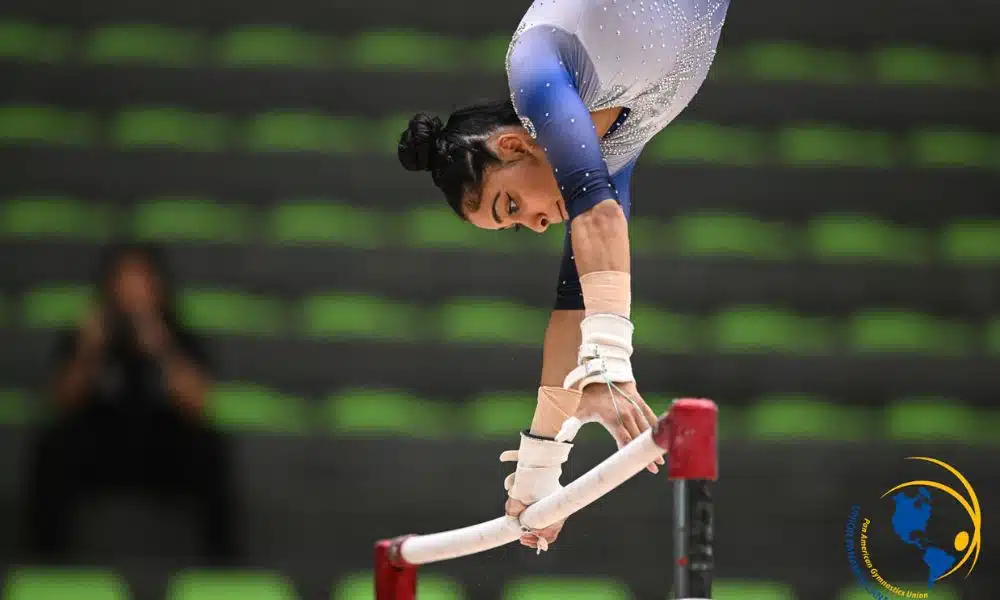 Carolyne Pedro compete nas barras assimétricas no Pan-Americano de ginástica artística