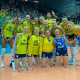 Macris e Ana Cristina posam para foto com o resto do elenco do Fenerbahce que ganhou do Eczacibasi na final da Liga Turca de vôlei