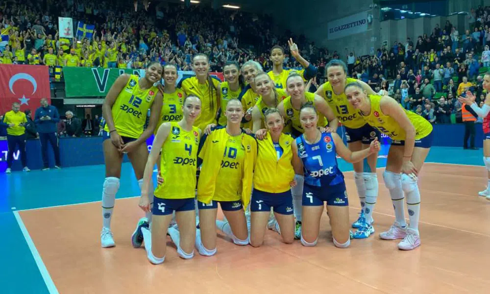 Macris e Ana Cristina posam para foto com o resto do elenco do Fenerbahce que ganhou do Eczacibasi na final da Liga Turca de vôlei