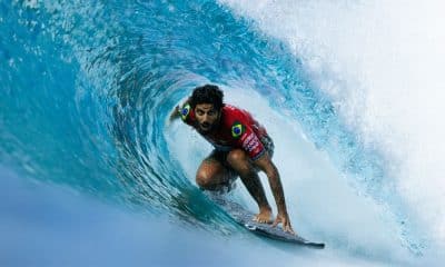 Filipe Toledo dentro de tubo na etapa do Surf Ranch da WSL