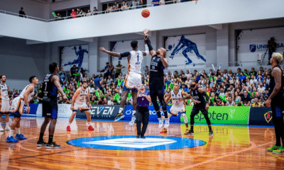 Jogadores de Unifacisa e Franca disputam a bola no início de jogo no NBB