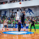 Jogadores de Unifacisa e Franca disputam a bola no início de jogo no NBB