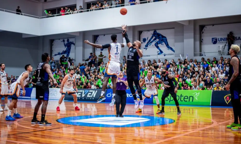 Jogadores de Unifacisa e Franca disputam a bola no início de jogo no NBB