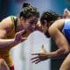 Giullia Penalber, usando lycra amarela, tenta pegar adversária