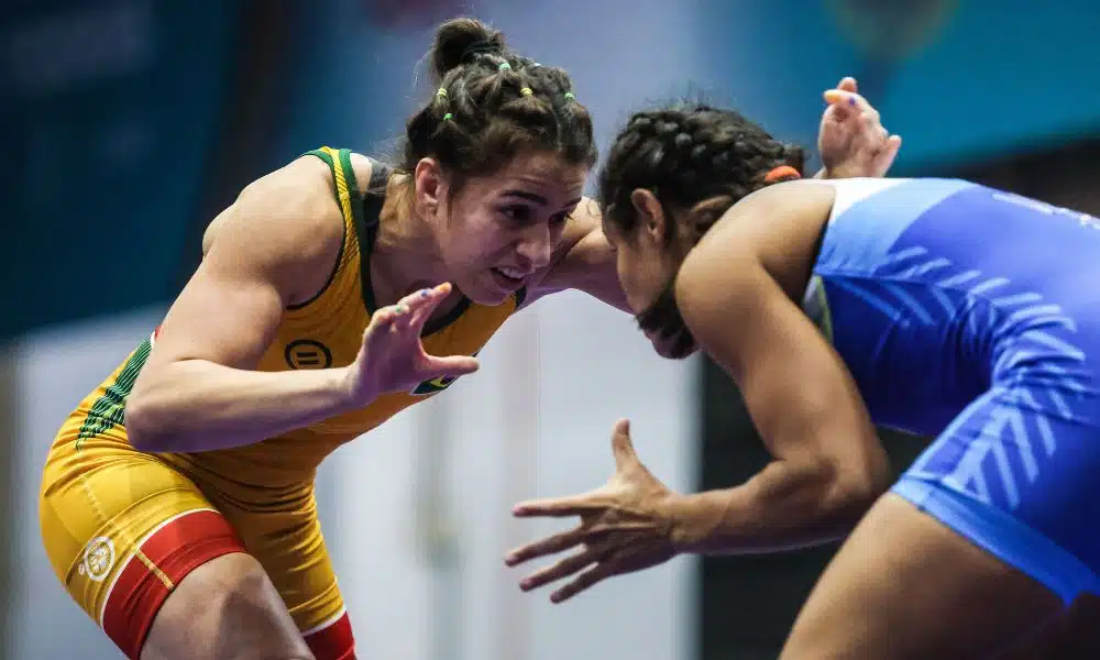 Giullia Penalber, usando lycra amarela, tenta pegar adversária