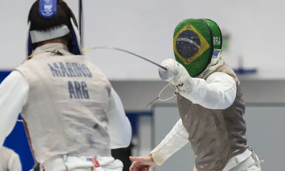 Henrique Marques aponta o florete para adversário