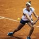Ingrid Martins ataca bola em quadra de saibro. Ela jogará pela primeira vez em Roland Garros