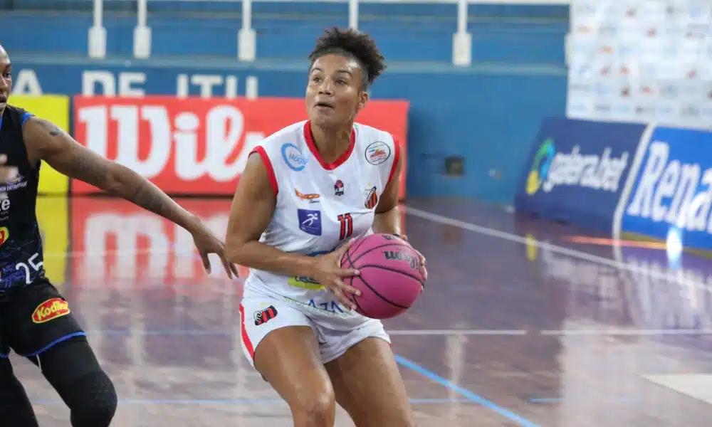 Joice se prepara para fazer arremesso para o Ituano em jogo da LBF