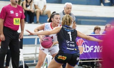 Atleta do Ituano carrega a bola, enquanto é marcada por atleta de Catanduva em jogo da LBF