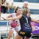 Atleta do Ituano carrega a bola, enquanto é marcada por atleta de Catanduva em jogo da LBF