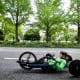 Jessica Messali pedala em sua handbike nas ruas de Yokohama