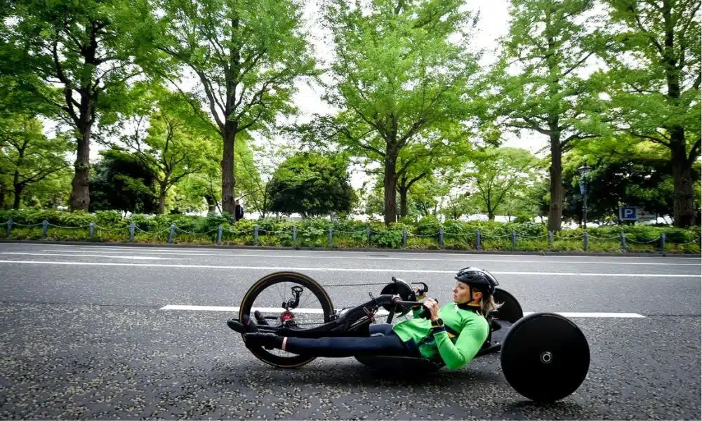 Jessica Messali pedala em sua handbike nas ruas de Yokohama