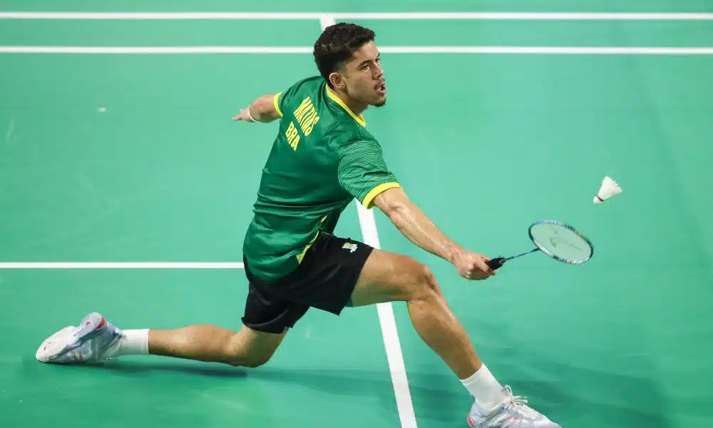 Jonathan Matias enquanto disputa partida do Challenge do México de badminton e Ygor Coelho
