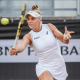 Laura Pigossi rebate a bola em partida do ITF W60 de Saint Gaudens WTA de Gaiba com Matheus Pucinelli