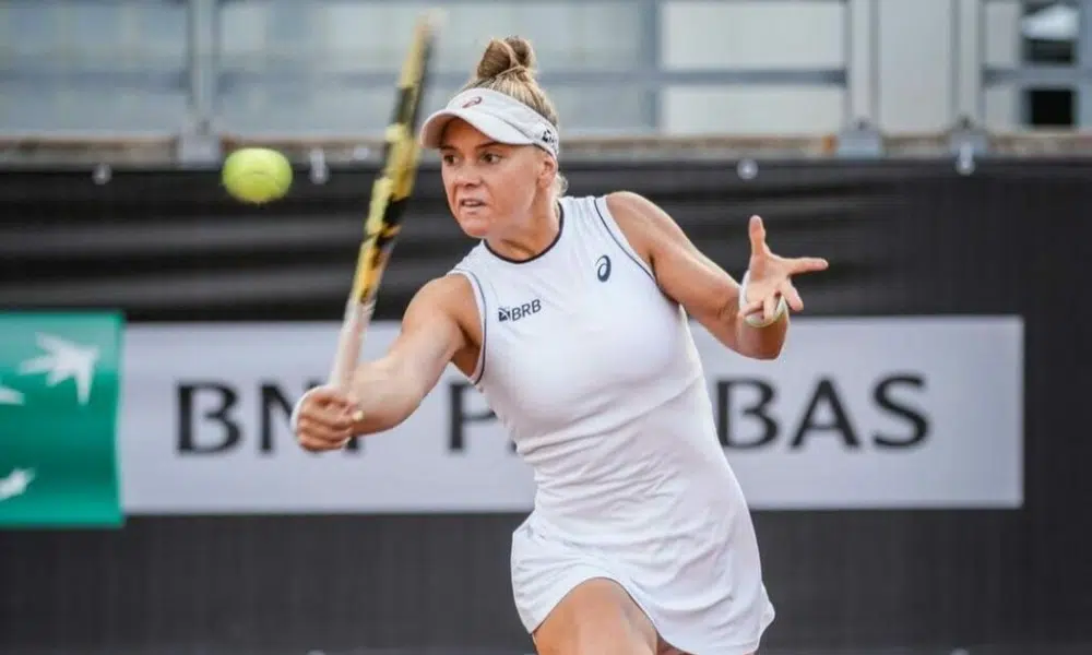 Laura Pigossi rebate a bola em partida do ITF W60 de Saint Gaudens WTA de Gaiba com Matheus Pucinelli