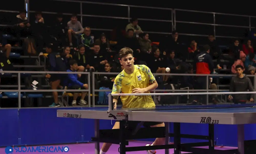 Lucas Romanski, do Brasil, levou o ouro no Sul-Americano Sub-15 e Sub-19 de tênis de mesa
