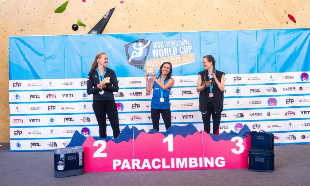 Marina Dias no pódio da Copa do Mundo de paraescalada