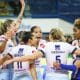 Atletas do Minas comemoram ponto contra o Sesi Bauru no Sul-Americano de clubes de vôlei feminino
