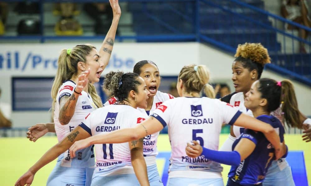 Atletas do Minas comemoram ponto contra o Sesi Bauru no Sul-Americano de clubes de vôlei feminino