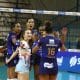 Atletas do Minas comemoram ponto contra o Olympic no Sul-Americano de Clubes de Vôlei feminino