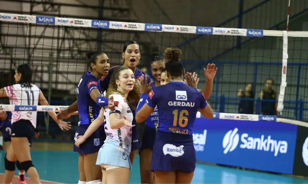 Atletas do Minas comemoram ponto contra o Olympic no Sul-Americano de Clubes de Vôlei feminino