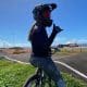 Paola Reis posa para foto ao lado de pista de ciclismo BMX
