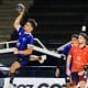 Atleta do Pinheiros passa por jogador do Itajaí e arremessa bola ao gol no Sul-Centro Americano de handebol