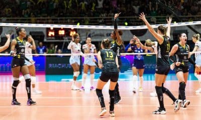Jogadoras do Praia Clube comemoram título sobre o Minas na Superliga de vôlei feminino