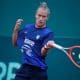 Rafael Matos rebate a bola em jogo do Challenger de Bordeuax