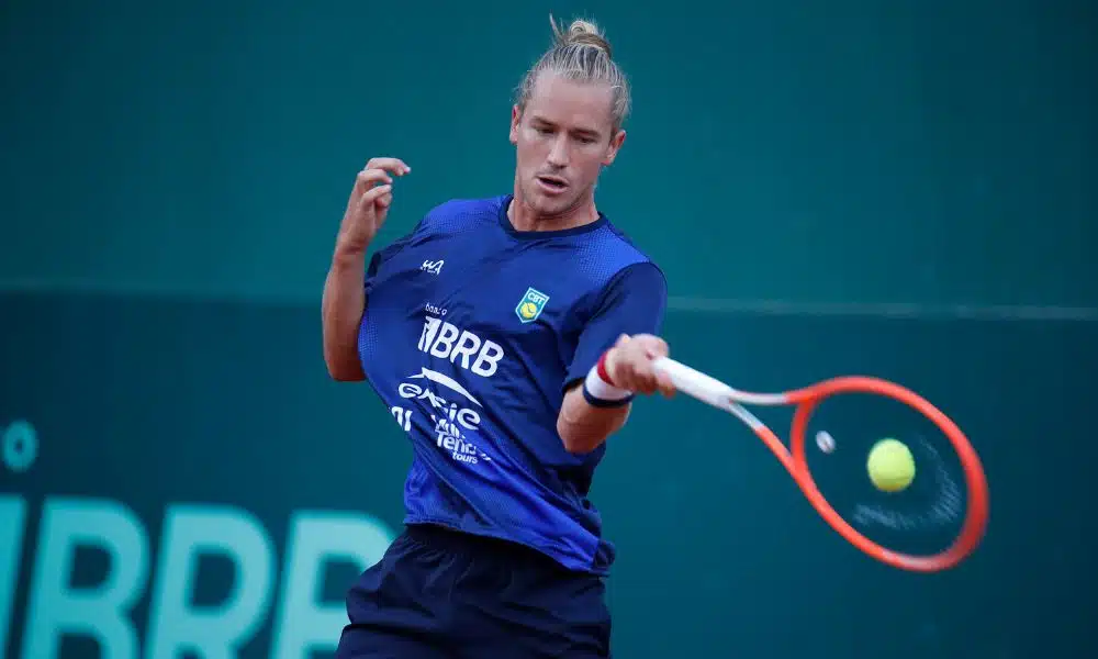 Rafael Matos rebate a bola em jogo do Challenger de Bordeuax