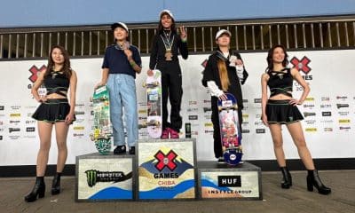 Rayssa Leal com as demais atletas no pódio dos X-Games de Chiba