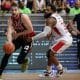 Jogador do São Paulo conduz a bola marcado por atleta do Sesi Franca no jogo 1 da final do NBB ao vivo