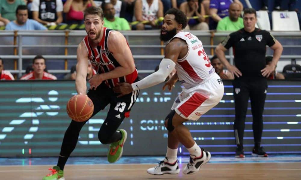 Jogador do São Paulo conduz a bola marcado por atleta do Sesi Franca no jogo 1 da final do NBB ao vivo
