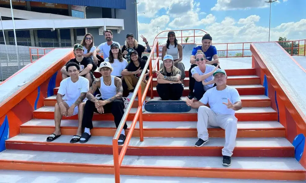 Atletas da seleção brasileira de skate street posam para foto
